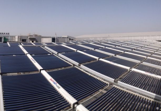 為什么有些地方裝太陽能熱水器要加壓力泵?我家住16樓頂樓,裝了太陽能熱水器,熱水出水量很小,壓根就洗不了澡,賣熱水器的人說要我們裝熱水壓力泵,但是為什么人家小區裝的太陽能不需要裝這個壓力泵呢?那為什么別人同樣也是頂樓的,卻不需要用壓力泵工?