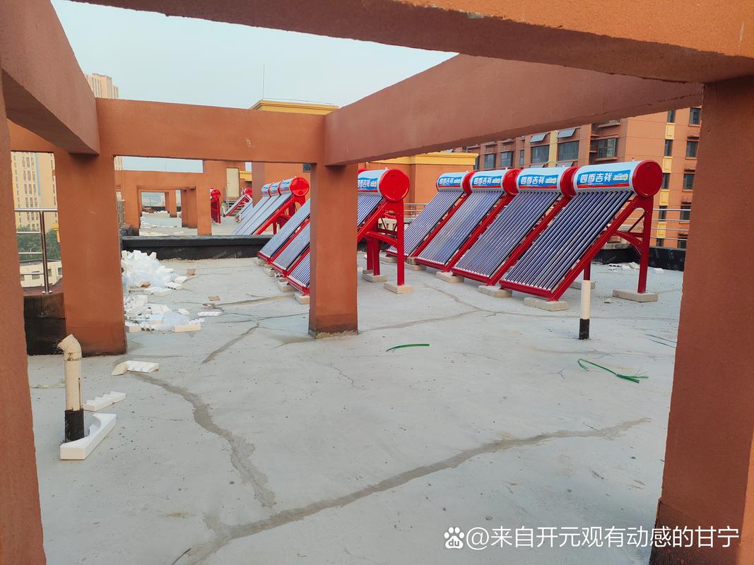 屋頂上的太陽能熱水器安裝記 你是否想過,在寧靜的早晨,工人叔叔